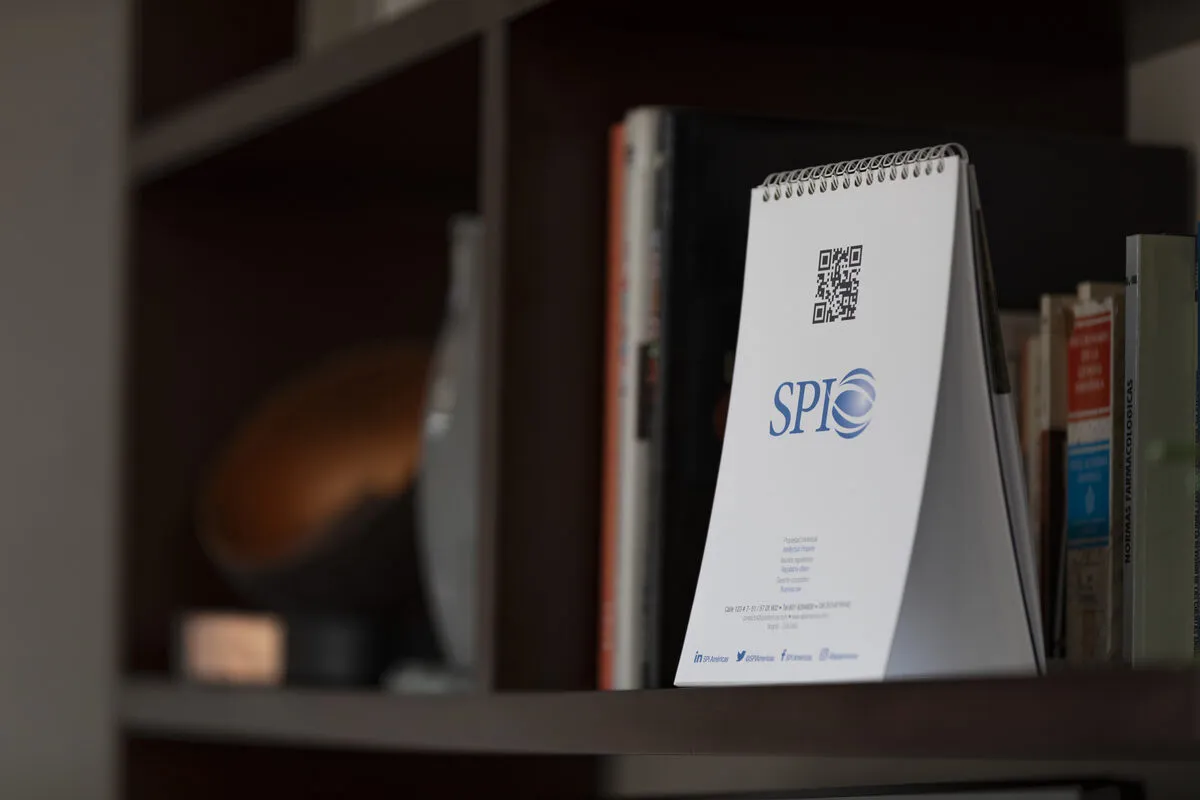 Biblioteca legal especializada en propiedad intelectual en oficina de SPI Américas en Bogotá